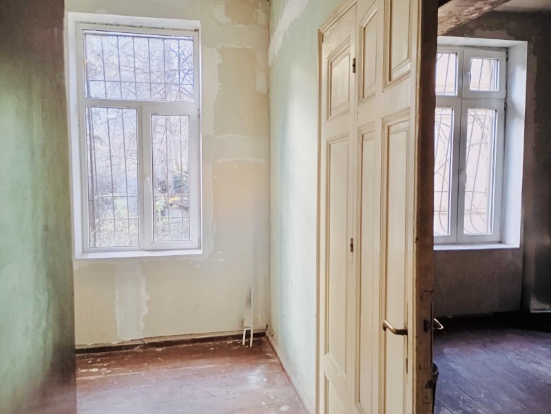 Продава ЕТАЖ ОТ КЪЩА, гр. София, Център, снимка 8 - Етаж от къща - 52535782