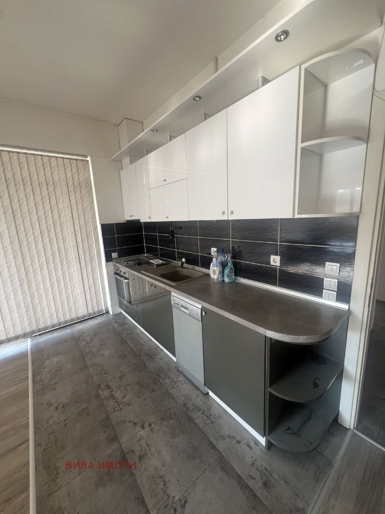 Продава ЕТАЖ ОТ КЪЩА, гр. Пловдив, Център, снимка 2 - Етаж от къща - 52489328