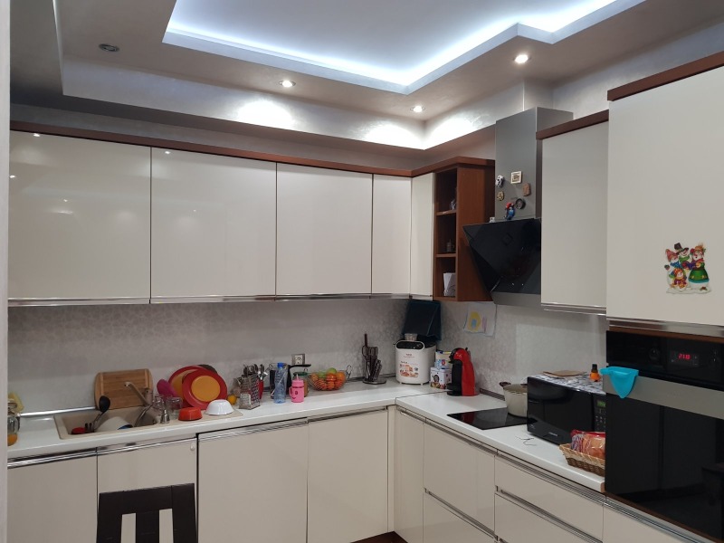 Продава МНОГОСТАЕН, гр. Бургас, Център, снимка 3 - Апартаменти - 52613117