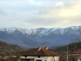 Haus Aprilzi, region Lowetsch