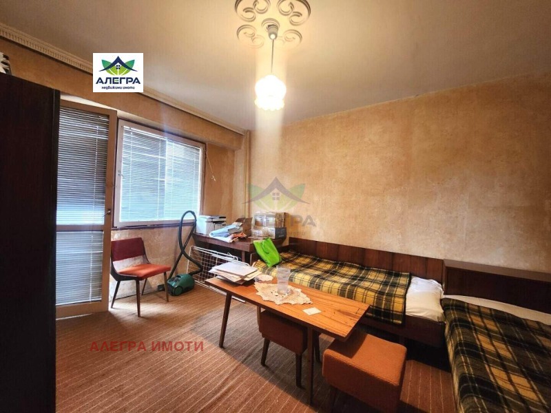 Продава  3-стаен град Пазарджик , Център , 95 кв.м | 25766729