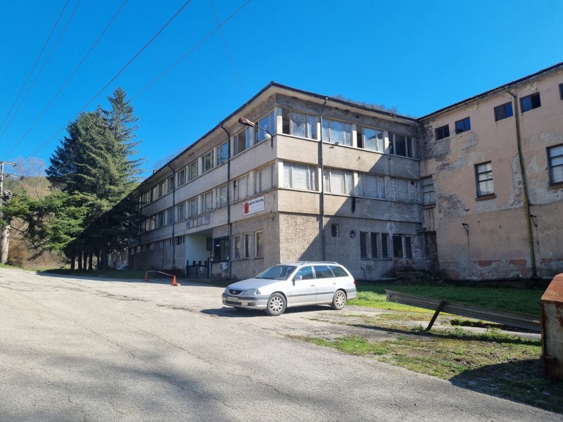 Продава ПРОМ. ПОМЕЩЕНИЕ в град Велико Търново, Асенов - 8933 кв.м / 2 147 425.90 € » 4 200 000 лв., ЯВЛЕНА-ОФИС ВЕЛИКО ТЪРНОВО