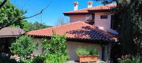 Haus m-t Ewksinograd, Warna