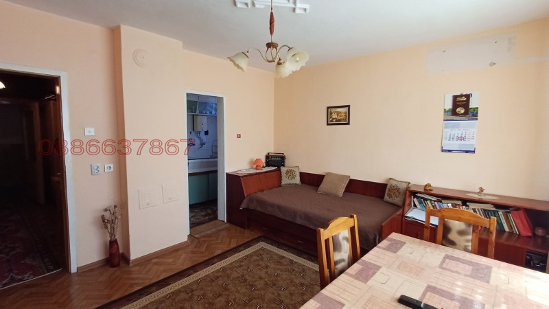 Продава ЕТАЖ ОТ КЪЩА, гр. Карнобат, област Бургас, снимка 2 - Етаж от къща - 52785467