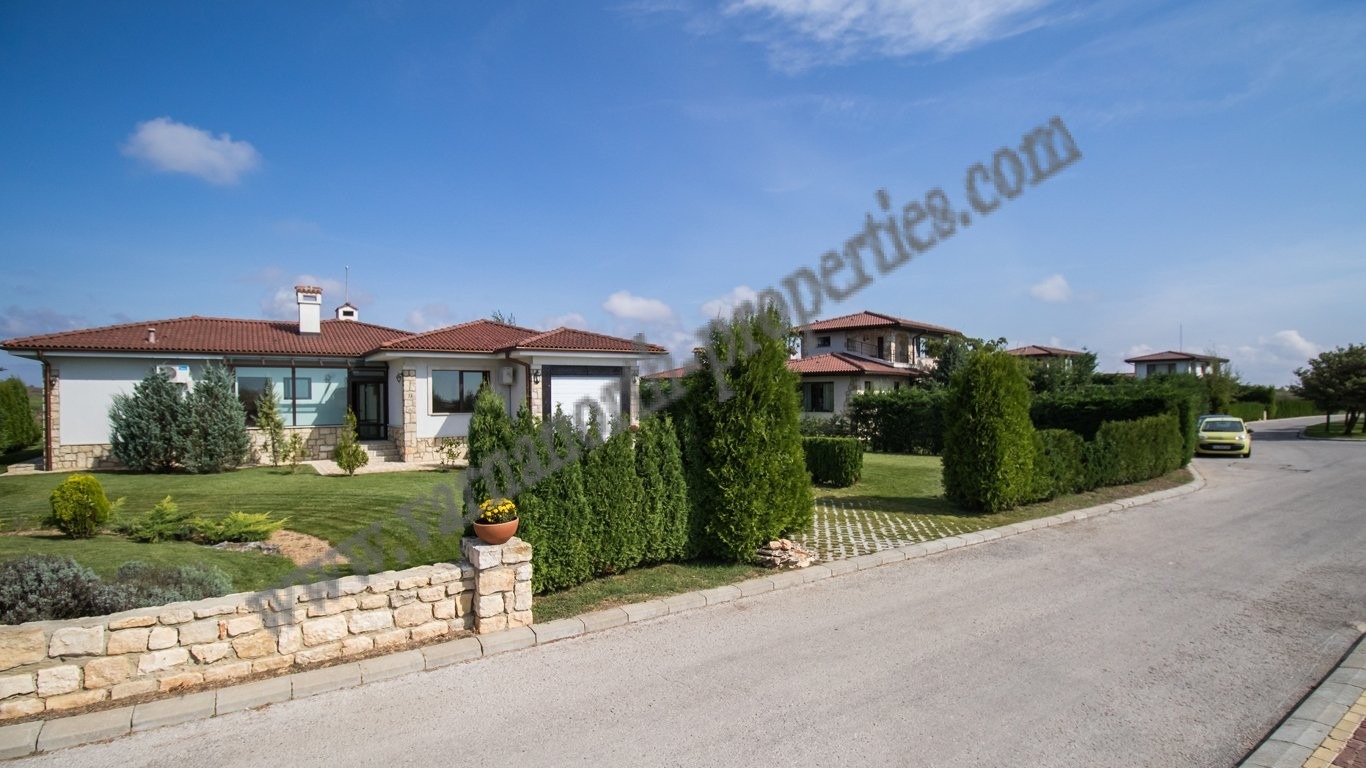 Продава КЪЩА, гр. Балчик, област Добрич, снимка 2 - Къщи - 54368335