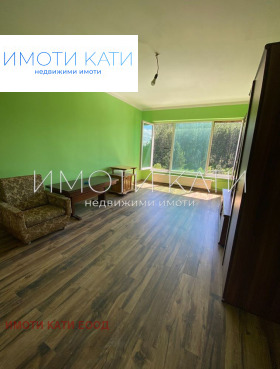 1 chambre Iztok, Pernik 1