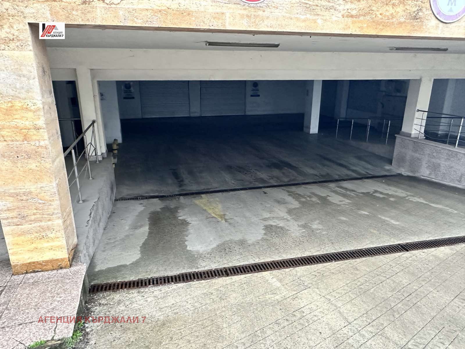 Продава ГАРАЖ, ПАРКОМЯСТО, гр. Кърджали, Център
