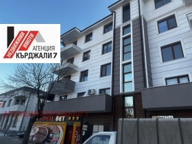 Продажба на тристайни апартаменти в област Кърджали - изображение 2 