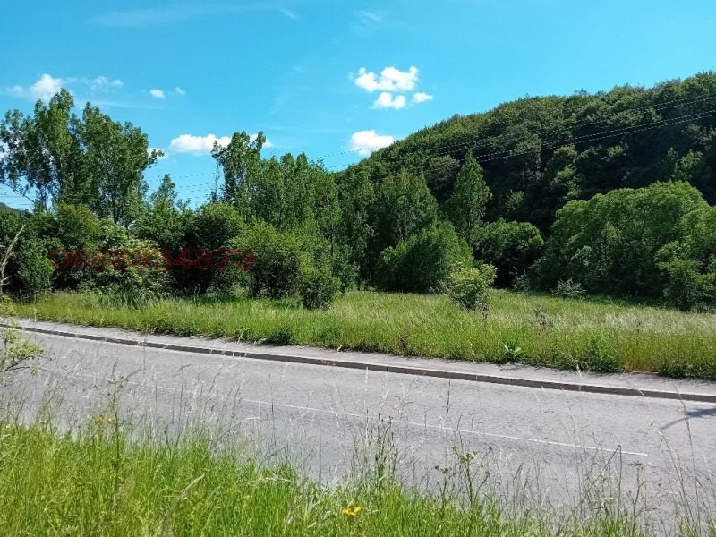 Продава ПАРЦЕЛ в област София, с. Гинци - 3700 кв.м / 55 000 € » 107 570.65 лв.