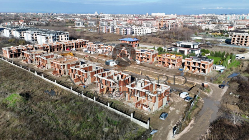 Продава КЪЩА, гр. Пловдив, Остромила, снимка 3 - Къщи - 49299979