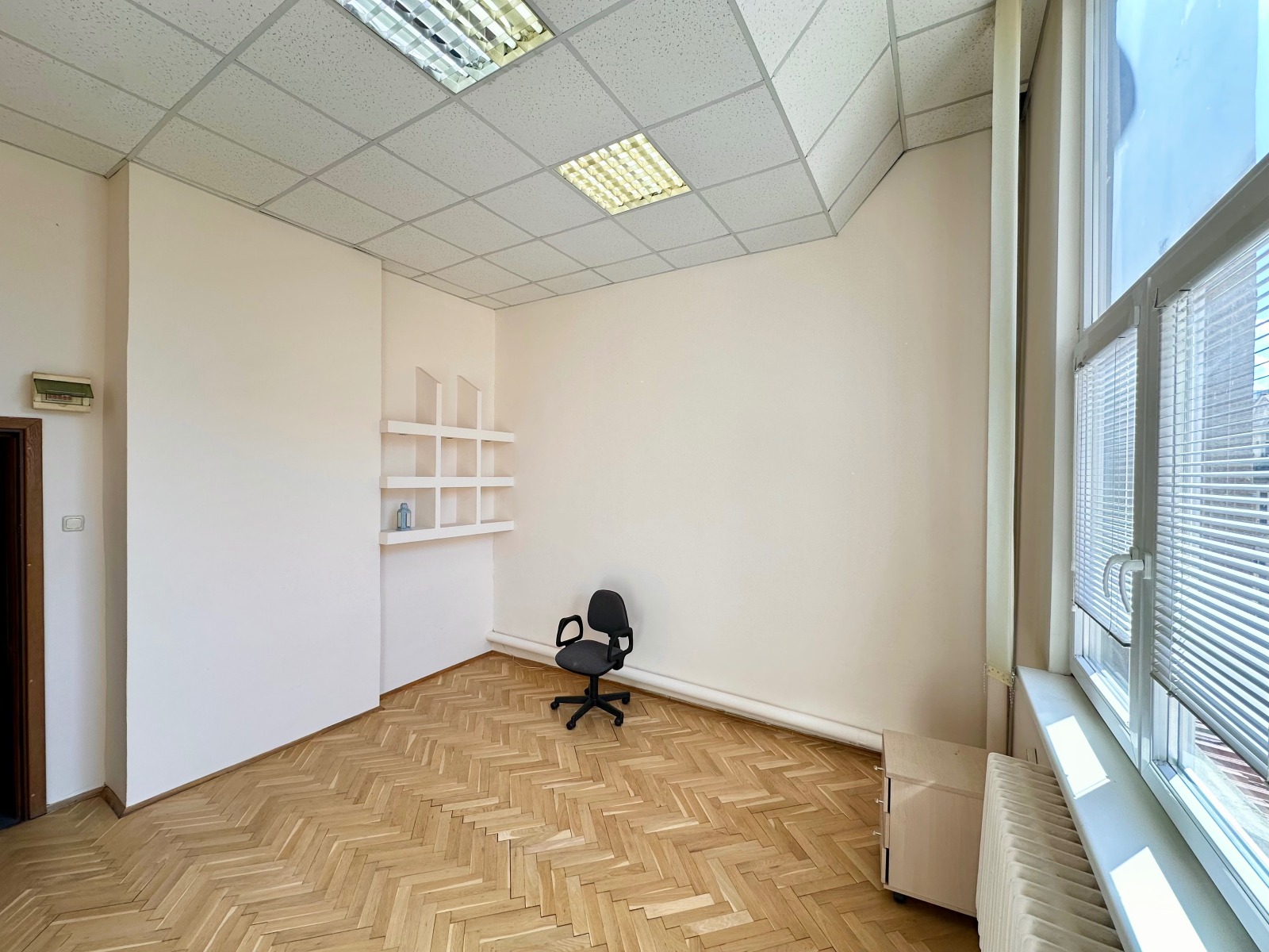 Продава ОФИС, гр. София, Център, снимка 2 - Офиси - 54124303