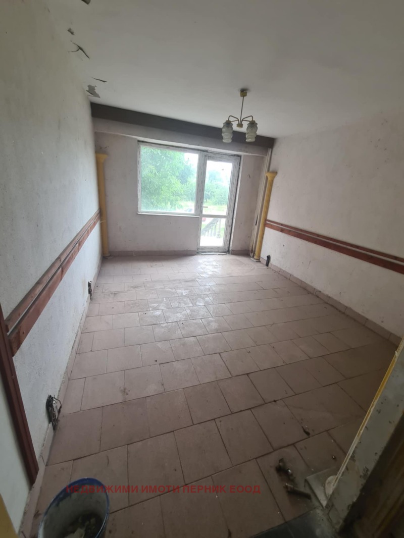 Продава 3-СТАЕН, гр. Перник, Изток, снимка 2 - Апартаменти - 52396402