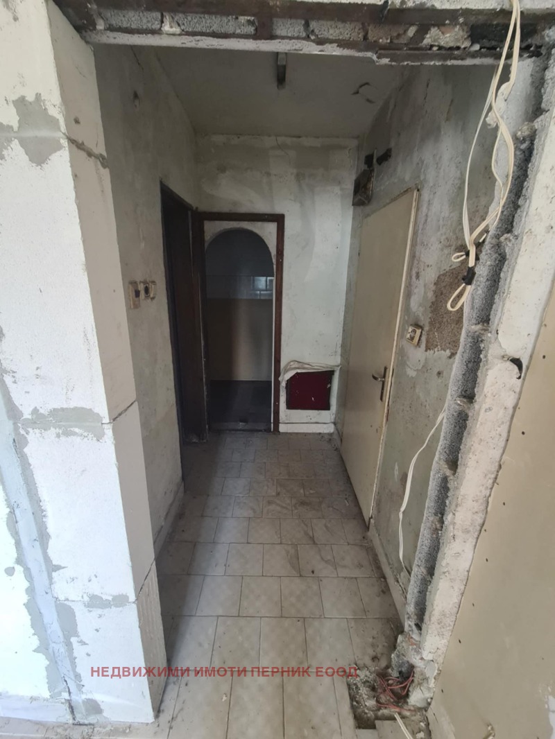 Продава 3-СТАЕН, гр. Перник, Изток, снимка 4 - Апартаменти - 52396402