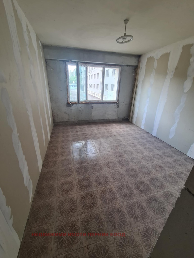 Продава 3-СТАЕН, гр. Перник, Изток, снимка 3 - Апартаменти - 52396402