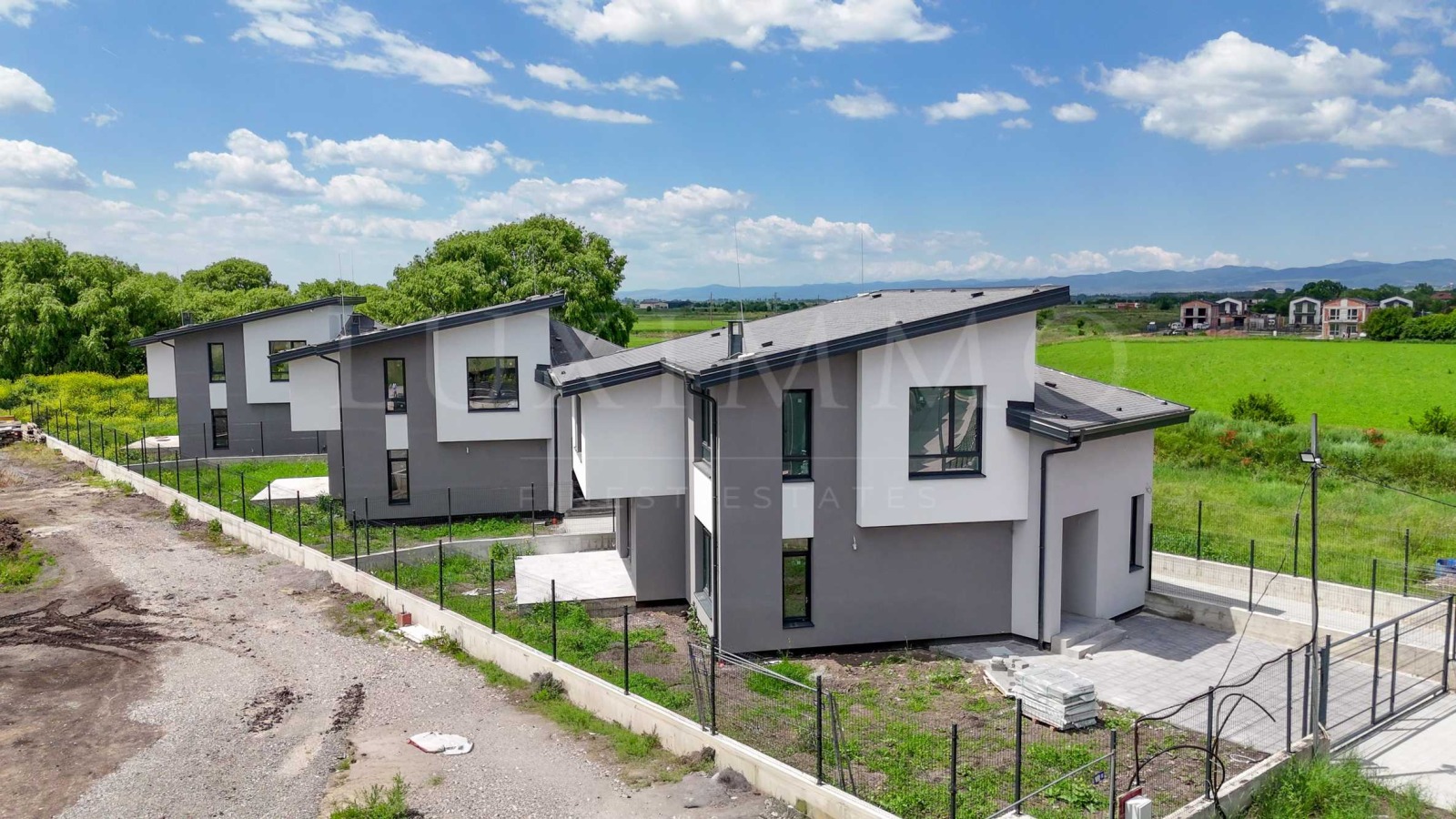 Продава КЪЩА, с. Равно поле, област София област, снимка 2 - Къщи - 54725651