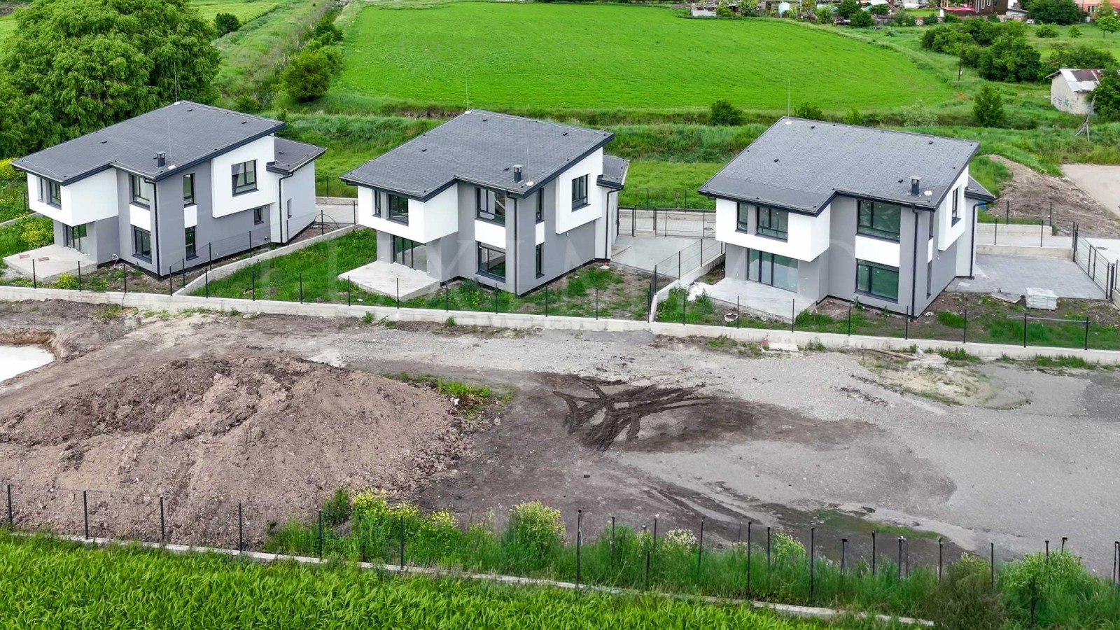 Продава КЪЩА, с. Равно поле, област София област