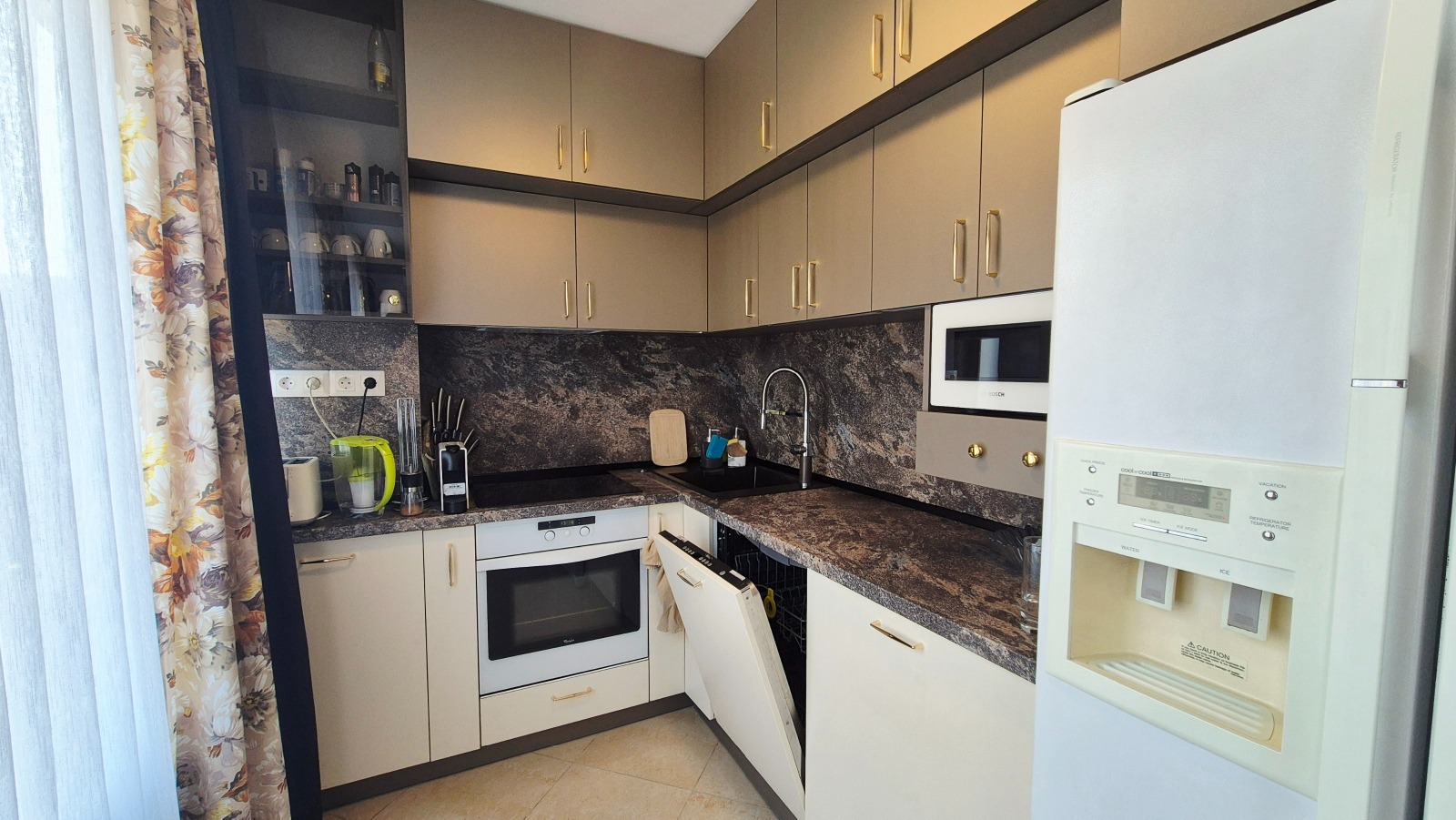 Продава 3-СТАЕН, гр. Варна, Конфуто, снимка 3 - Апартаменти - 54576012