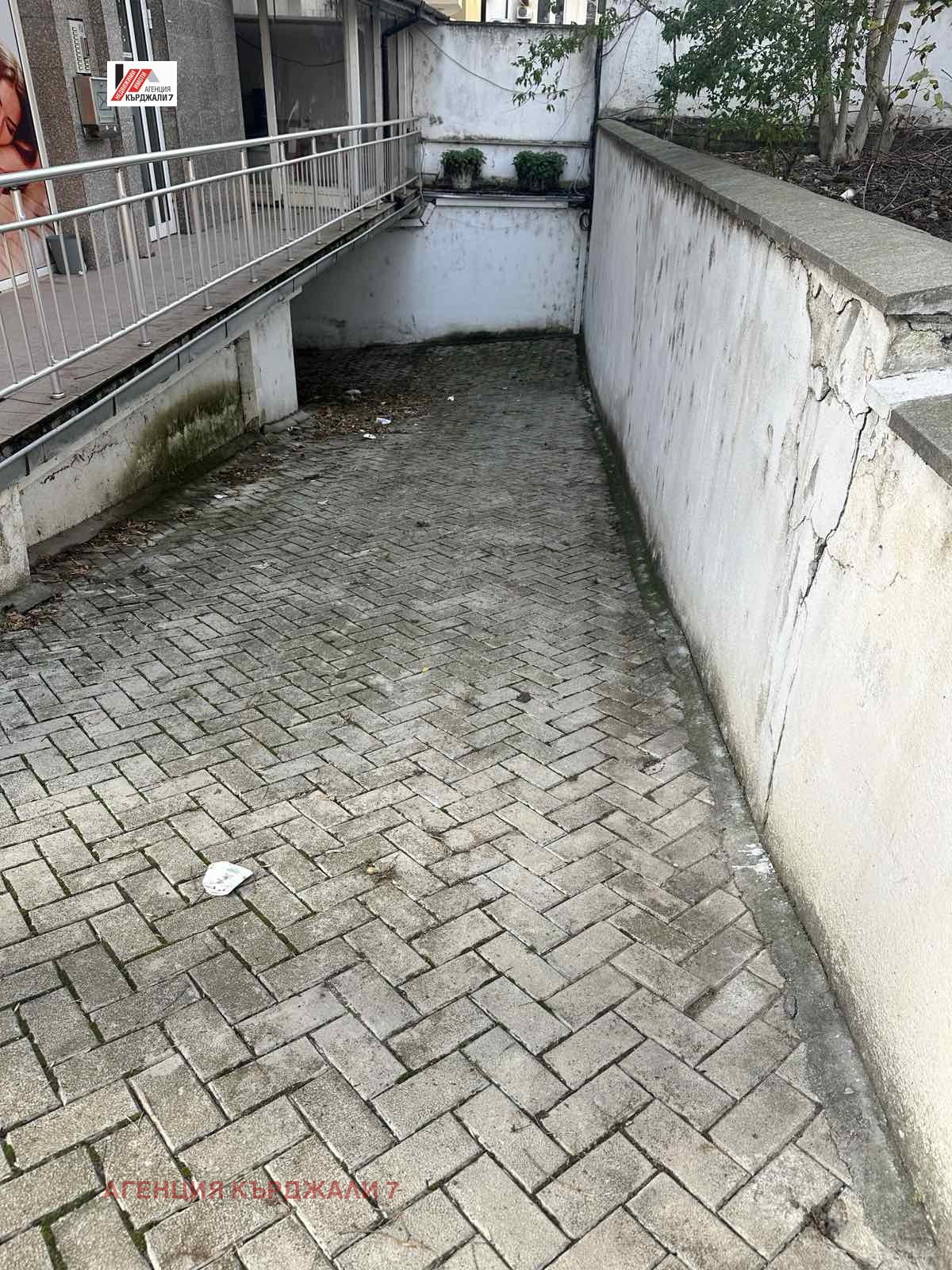 Продава ГАРАЖ, ПАРКОМЯСТО, гр. Кърджали, Център, снимка 7 - Гаражи и паркоместа - 54639422