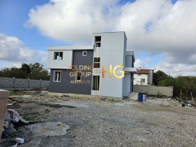 Haus m-t Ewksinograd, Warna