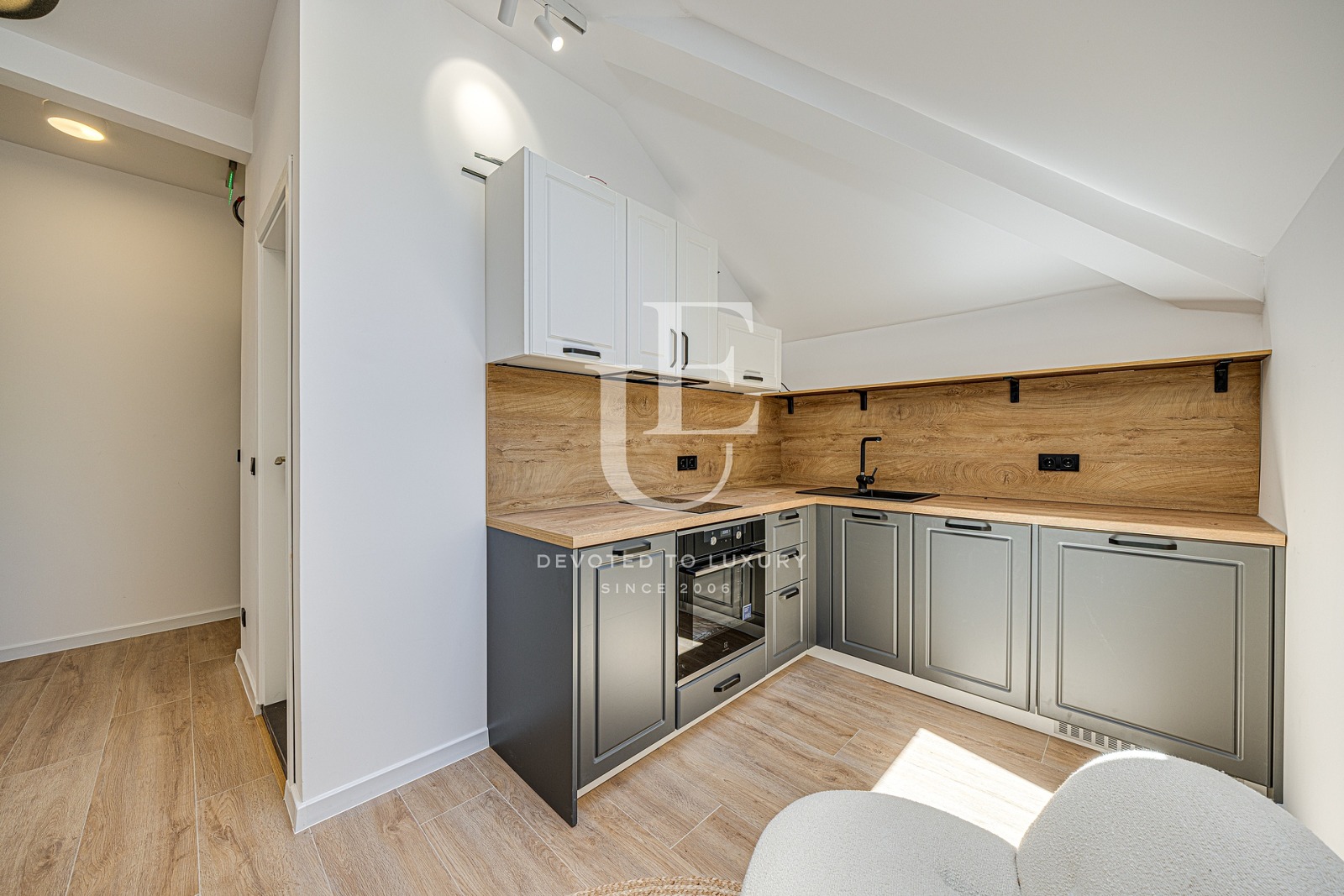 Продава КЪЩА, гр. София, Център, снимка 2 - Къщи - 55359906