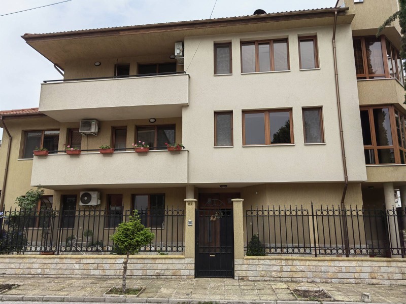 Продава КЪЩА в град Пазарджик, Център - 452 кв.м / 590 000 € » 1 153 939.70 лв., ЗЕМЕЛА