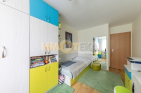 1 quarto VINS-Tcherven plochtchad, Varna