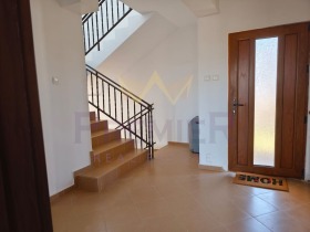Ev Cariçino, bölge Dobriç 9