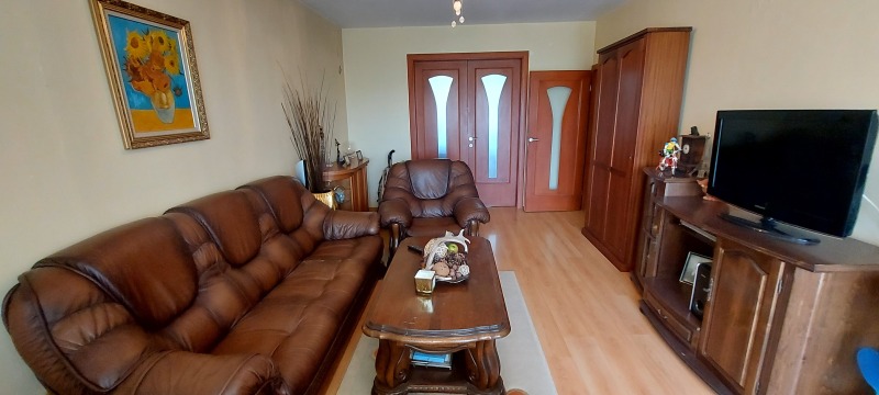 Продава  3-стаен град Хасково , Любен Каравелов , 100 кв.м | 96739034