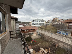 Huis Mosjino, Pernik 8