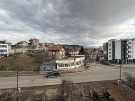 Haus Moschino, Pernik 4