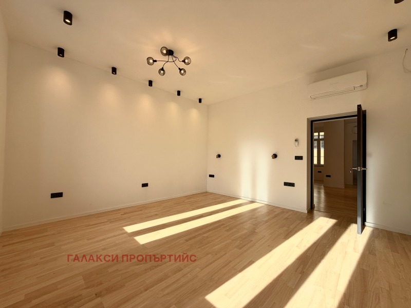 Продава КЪЩА, гр. София, Център, снимка 2 - Къщи - 52463291