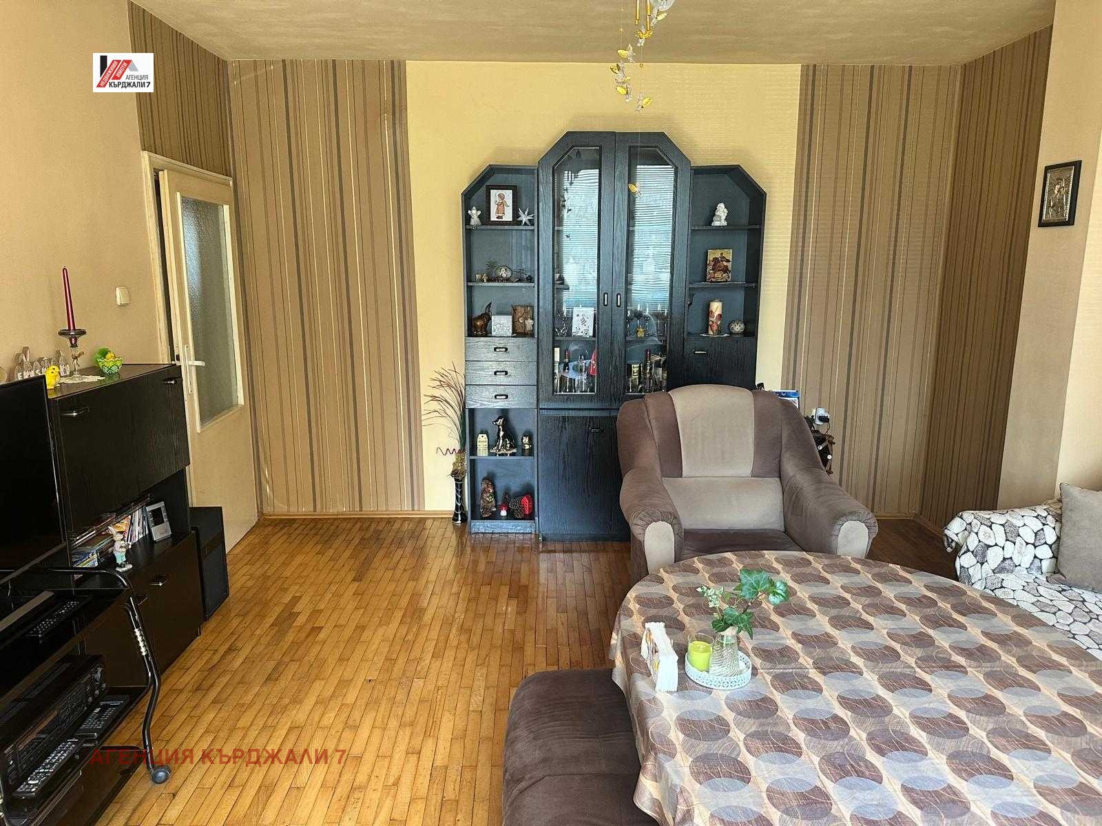 Продава МНОГОСТАЕН, гр. Кърджали, Център, снимка 3 - Апартаменти - 54590501
