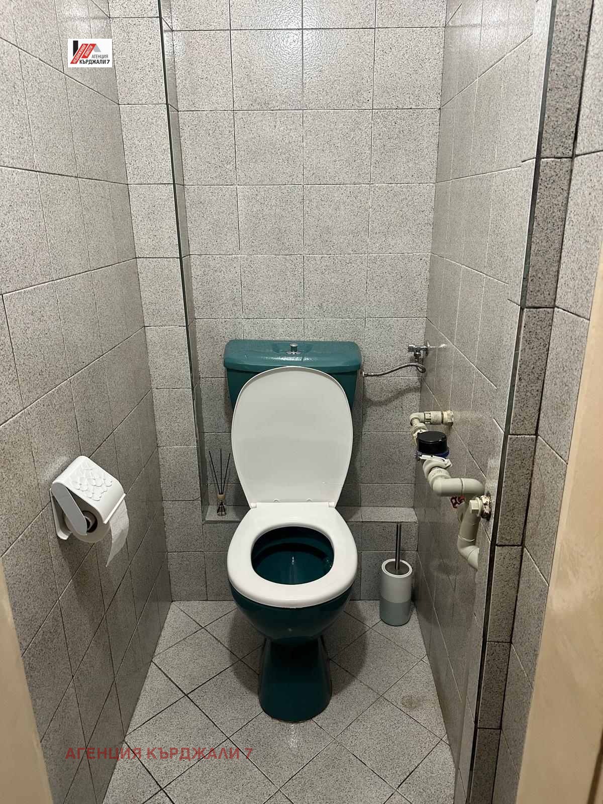 Продава МНОГОСТАЕН, гр. Кърджали, Център, снимка 12 - Апартаменти - 54590501