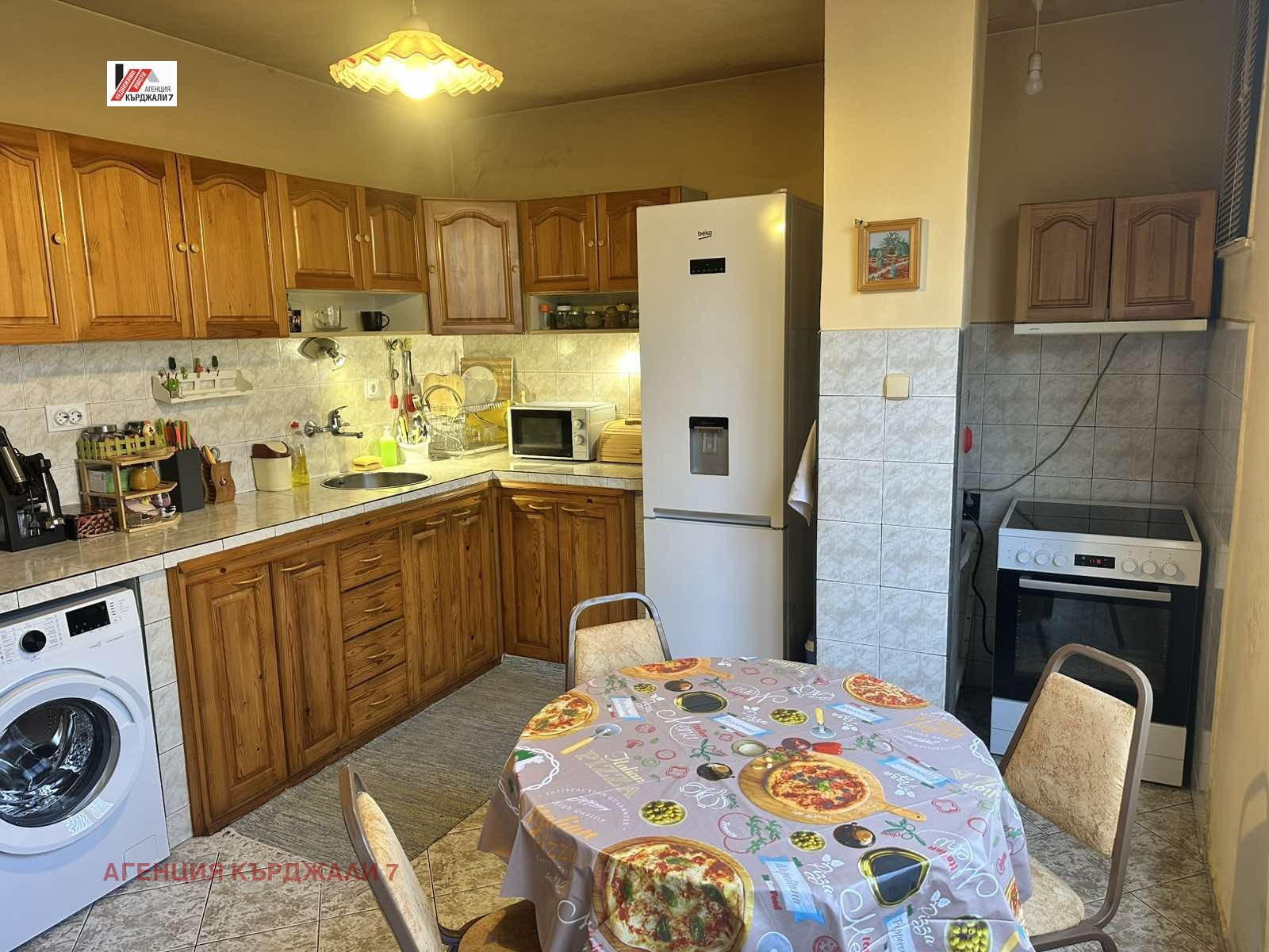 Продава МНОГОСТАЕН, гр. Кърджали, Център, снимка 8 - Апартаменти - 54590501