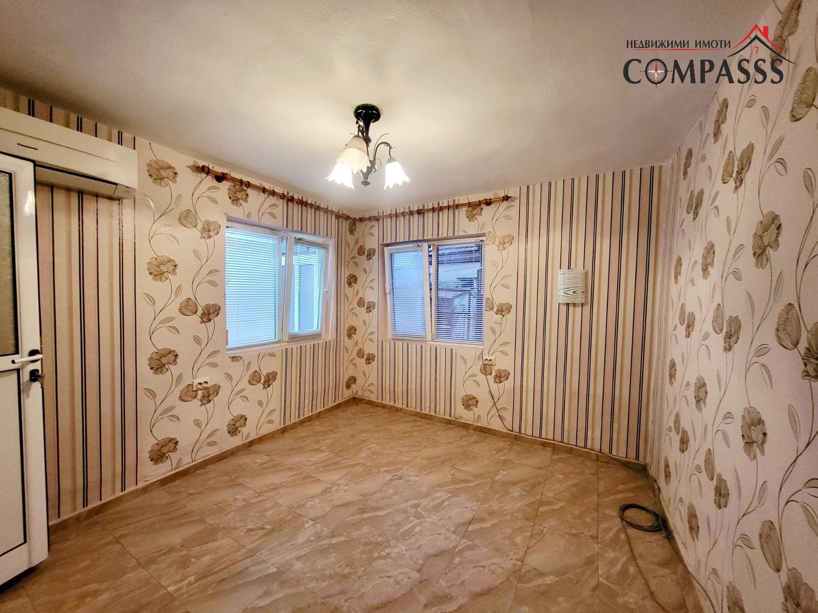 Продава КЪЩА, гр. Добрич, Автогара, снимка 2 - Къщи - 52007273