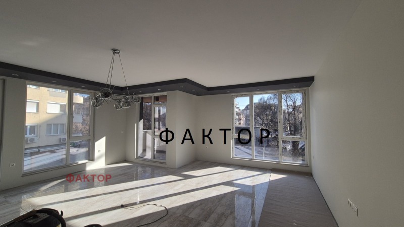 Продава 3-СТАЕН, гр. Пловдив, Център, снимка 1 - Aпартаменти - 48623250