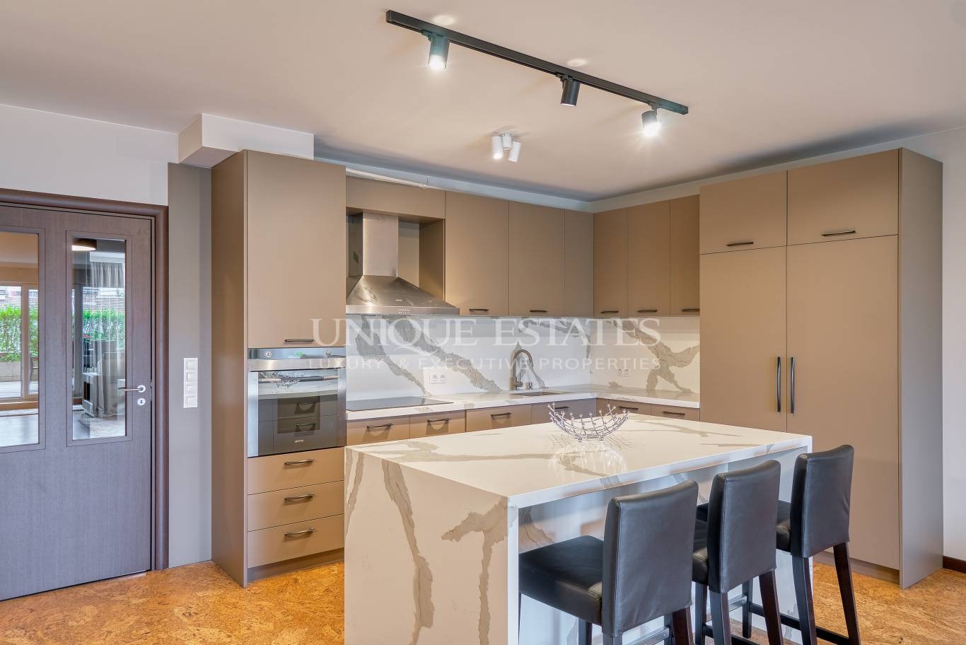 Продава 4-СТАЕН, гр. София, Гео Милев, снимка 2 - Апартаменти - 52360199