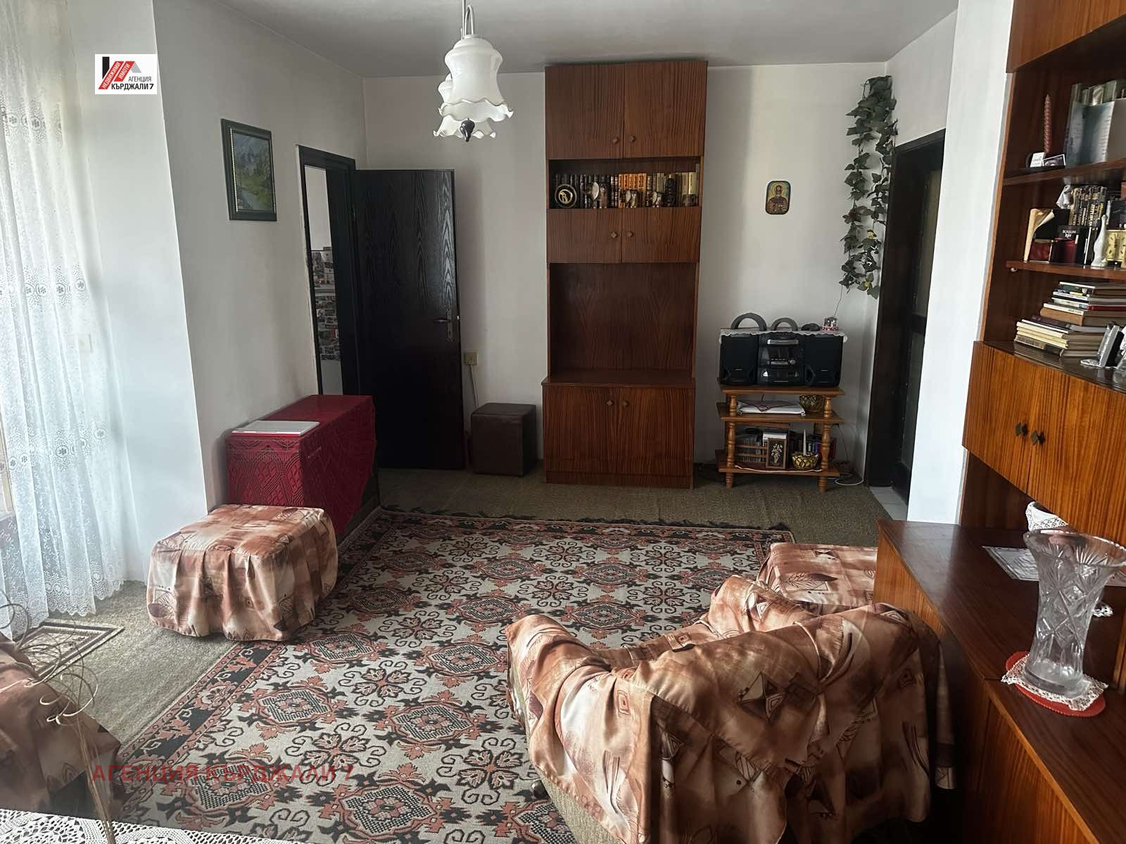 Продава МНОГОСТАЕН, гр. Кърджали, Център, снимка 11 - Апартаменти - 54362393