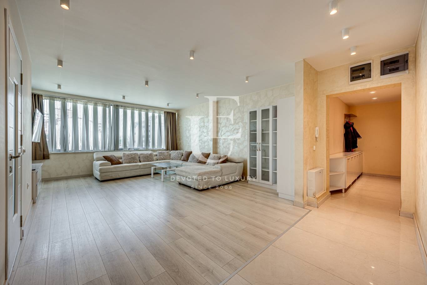Продава МНОГОСТАЕН, гр. София, Център, снимка 2 - Апартаменти - 52075276