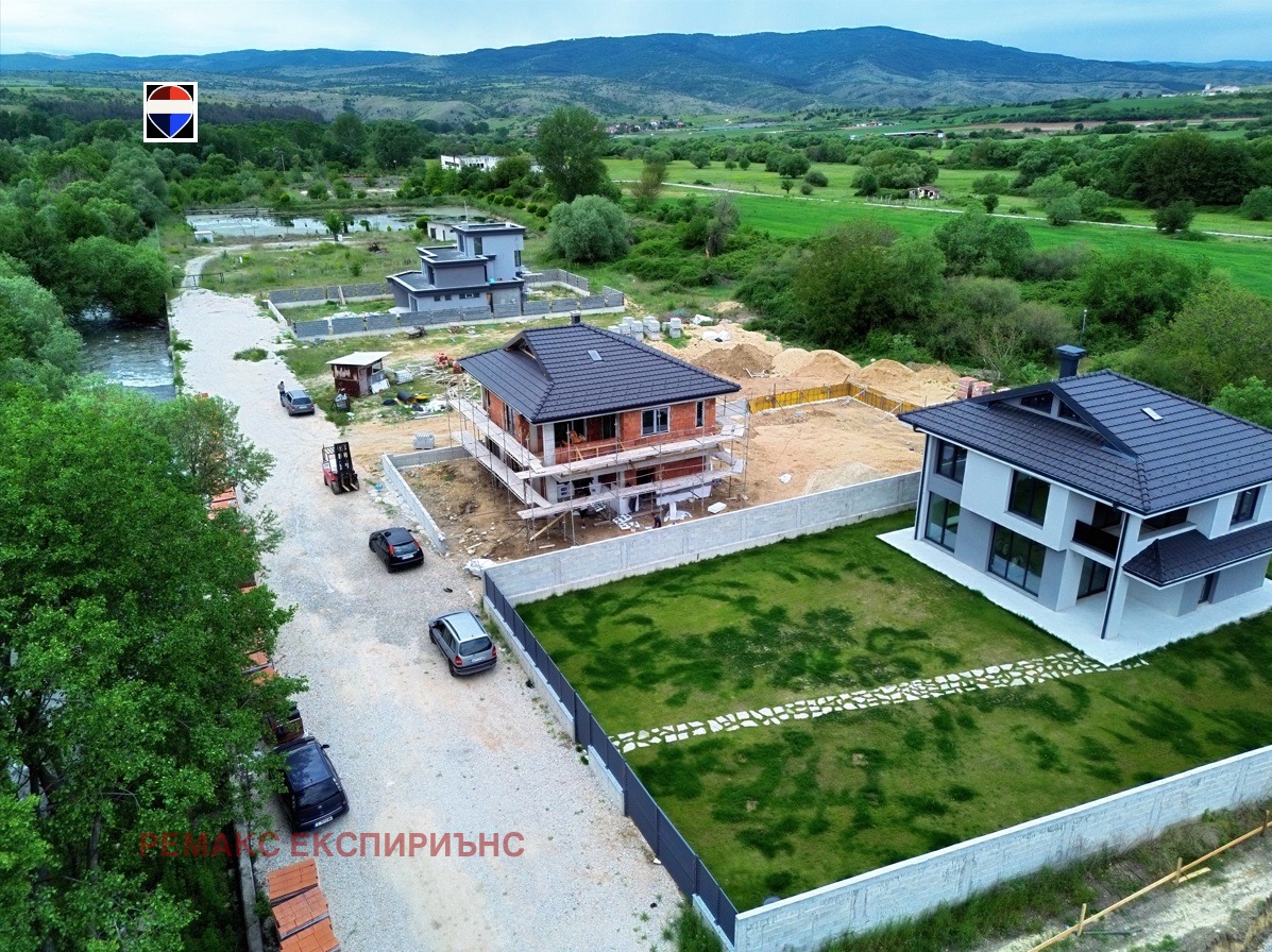 Продава КЪЩА, с. Бараково, област Кюстендил