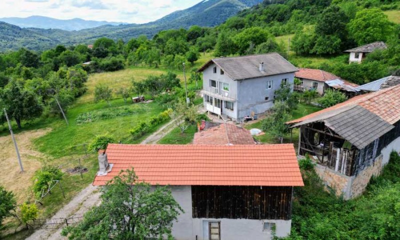 Продава КЪЩА в област Ловеч, гр. Априлци - 160 кв.м / 49 900 € » 97 595.92 лв., СУПРИММО ОФИСИ В СТРАНАТА