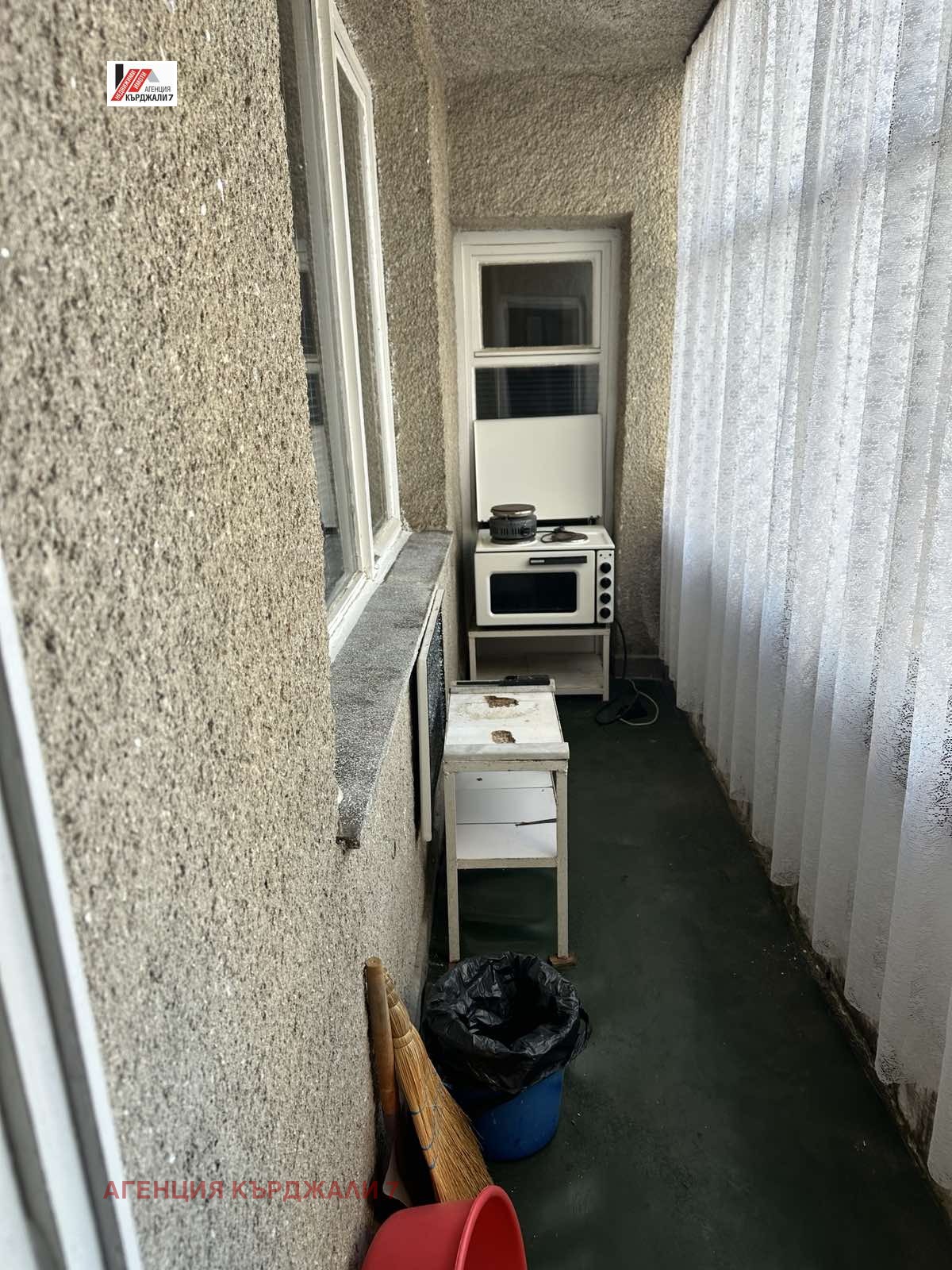 Продава МНОГОСТАЕН, гр. Кърджали, Байкал, снимка 3 - Апартаменти - 54118673