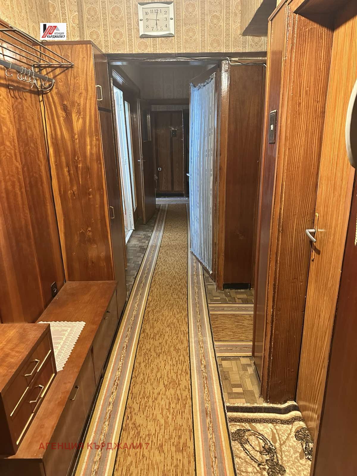 Продава МНОГОСТАЕН, гр. Кърджали, Байкал, снимка 12 - Апартаменти - 54118673