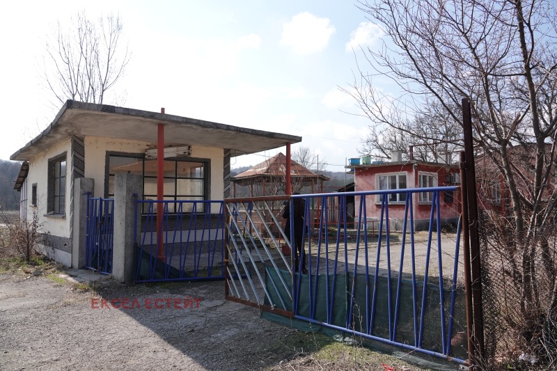 Продава  Пром. помещение област Пловдив , с. Езерово , 6200 кв.м | 59971462 - изображение [3]