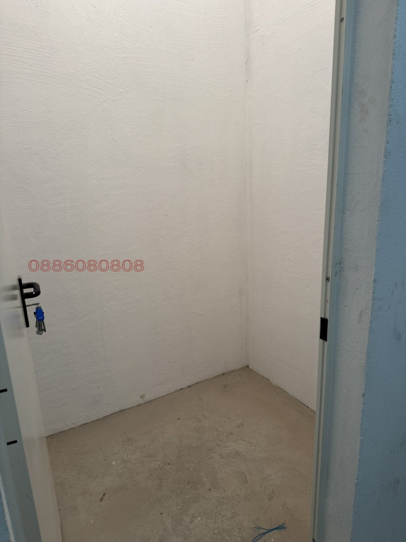 Продава СКЛАД в град София, Кръстова вада - 3 кв.м / 5 000 € » 9 779.15 лв.