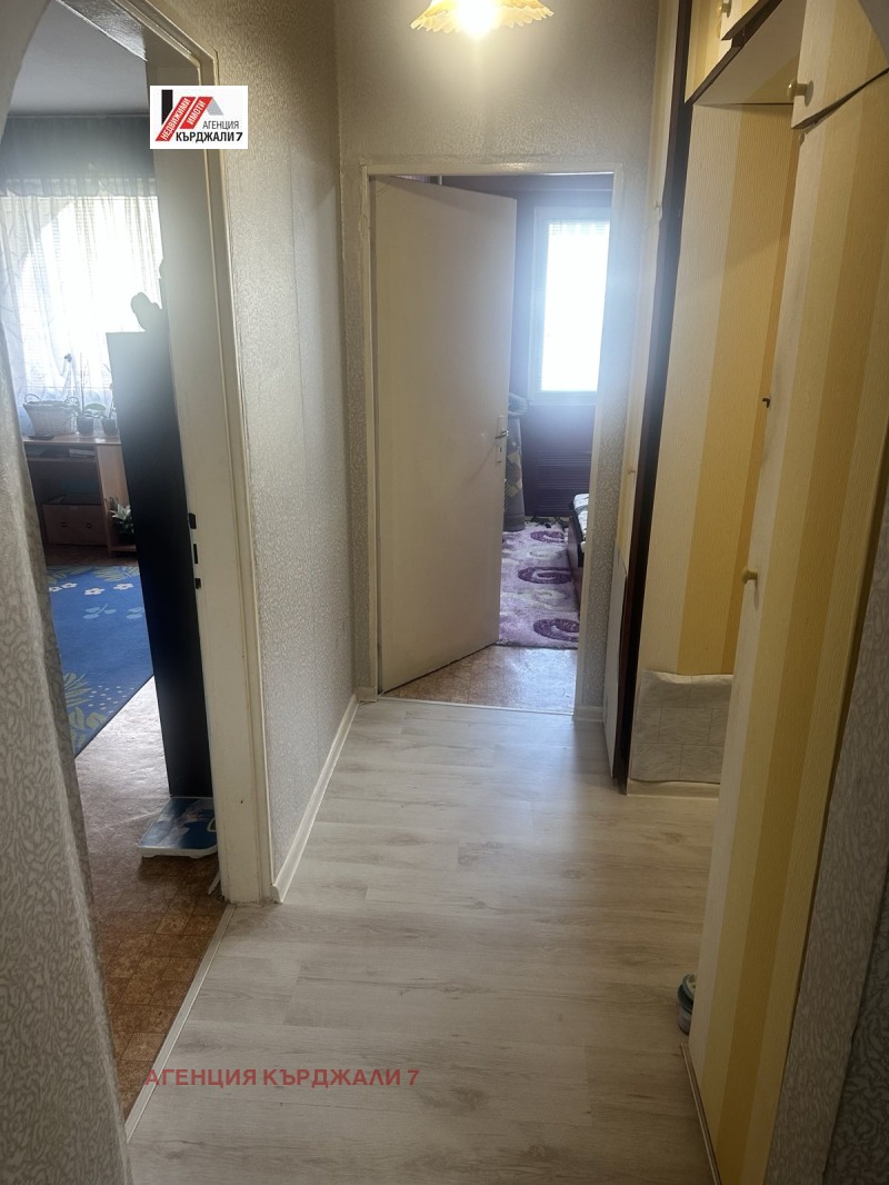 Продава МНОГОСТАЕН, гр. Кърджали, Възрожденци, снимка 2 - Апартаменти - 52277323