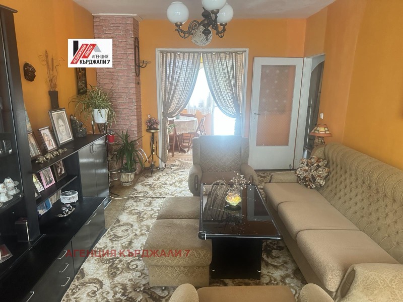 Продава МНОГОСТАЕН, гр. Кърджали, Възрожденци, снимка 15 - Апартаменти - 52277323