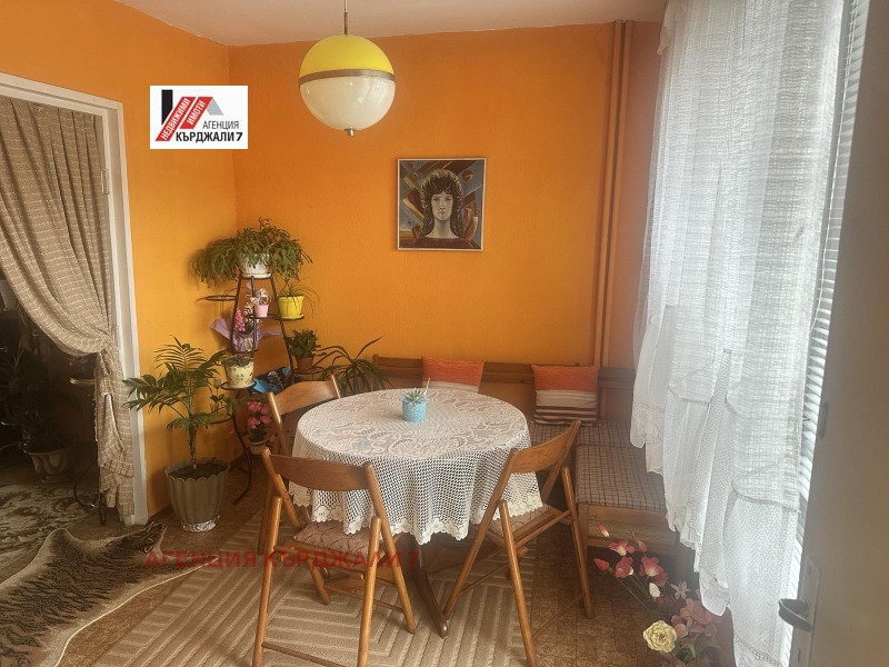 Продава МНОГОСТАЕН, град Кърджали, Възрожденци • 87000 € / 170157.21 лв. • 94025749 1