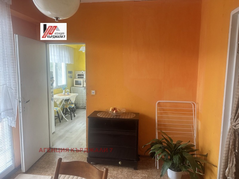 Продава МНОГОСТАЕН, гр. Кърджали, Възрожденци, снимка 12 - Апартаменти - 52277323