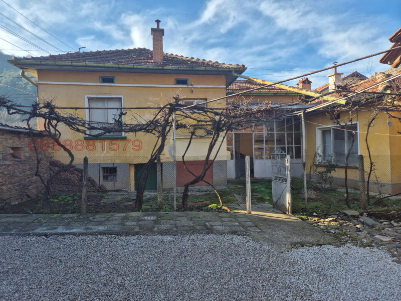 Продава КЪЩА, с. Врачеш, област София област, снимка 2 - Къщи - 53584175